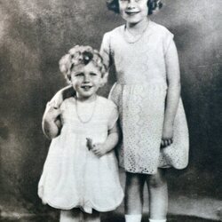 La Reina Isabel y la Princesa Margarita cuando eran pequeñas
