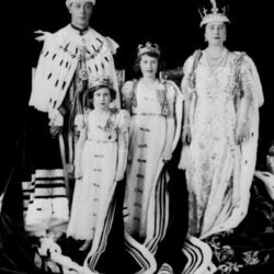 El Rey Jorge VI en su coronación con la Reina Madre, la Reina Isabel y la Princesa Margarita