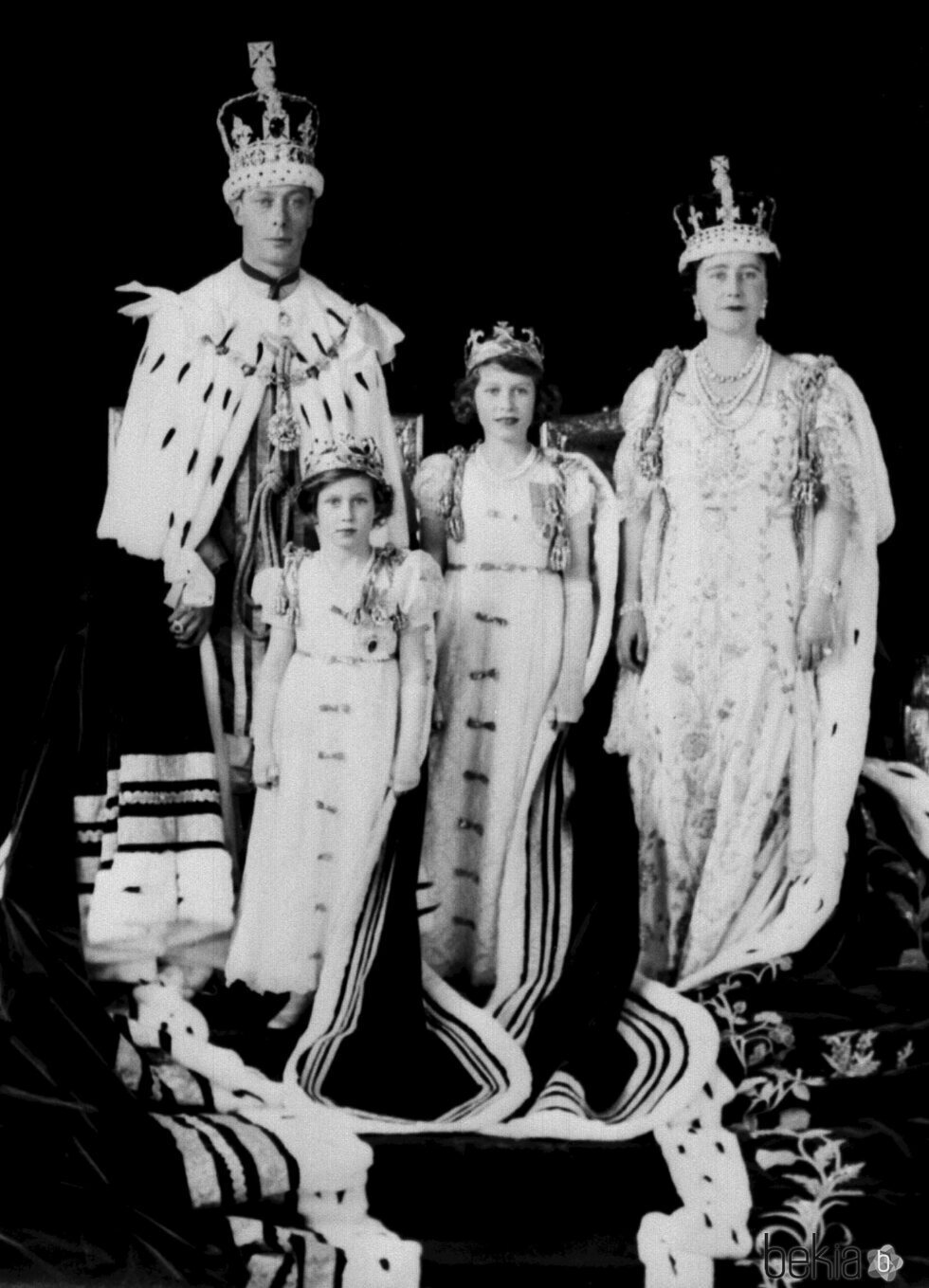 El Rey Jorge VI en su coronación con la Reina Madre, la Reina Isabel y la Princesa Margarita