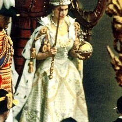 La Reina Isabel en su coronación con la Corona de San Eduardo