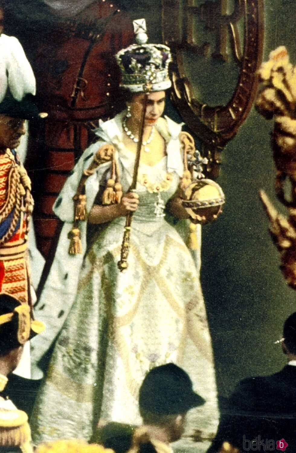 La Reina Isabel en su coronación con la Corona de San Eduardo