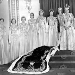La Reina Isabel con las damas de honor de su coronación