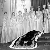 La Reina Isabel con las damas de honor de su coronación