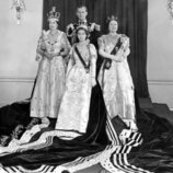 La Reina Isabel en su coronación con el Duque de Edimburgo, la Reina Madre y la Princesa Margarita