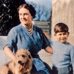 La Reina Madre con el Príncipe Carlos cuando era pequeño