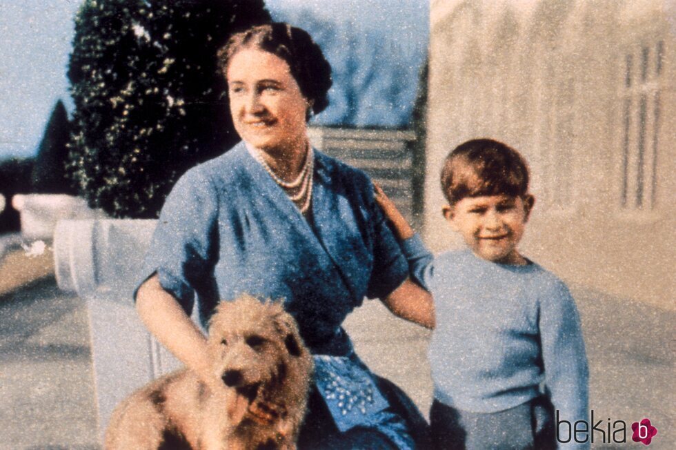 La Reina Madre con el Príncipe Carlos cuando era pequeño