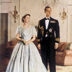 La Reina Isabel y el Duque de Edimburgo vestidos de gala en 1953