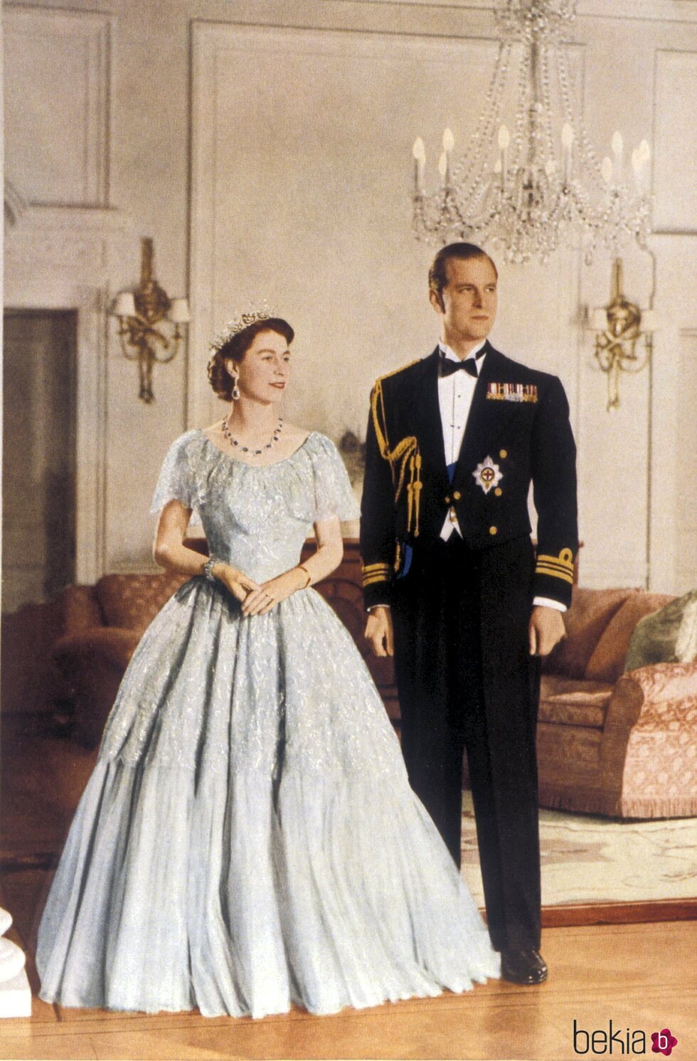 La Reina Isabel y el Duque de Edimburgo vestidos de gala en 1953