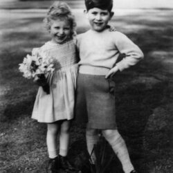El Príncipe Carlos y la Princesa Ana de pequeños