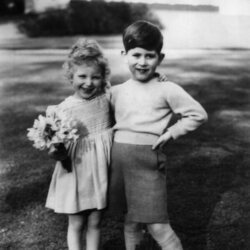 El Príncipe Carlos y la Princesa Ana de pequeños