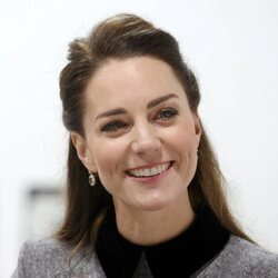 Kate Middleton con los pendientes de zafiros de Lady Di en su visita a Trinity Buoy Wharf