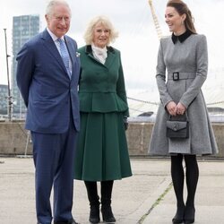 El Príncipe Carlos y Camilla Parker con Kate Middleton en su visita a Trinity Buoy Wharf