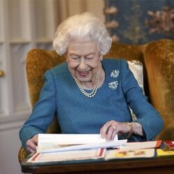 La Reina Isabel viendo los regalos que ha recibido por sus 70 años de reinado