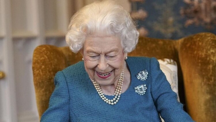 La Reina Isabel viendo los regalos que ha recibido por sus 70 años de reinado