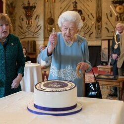 La Reina Isabel cortando la tarta en la víspera de su 70 aniversario reinando