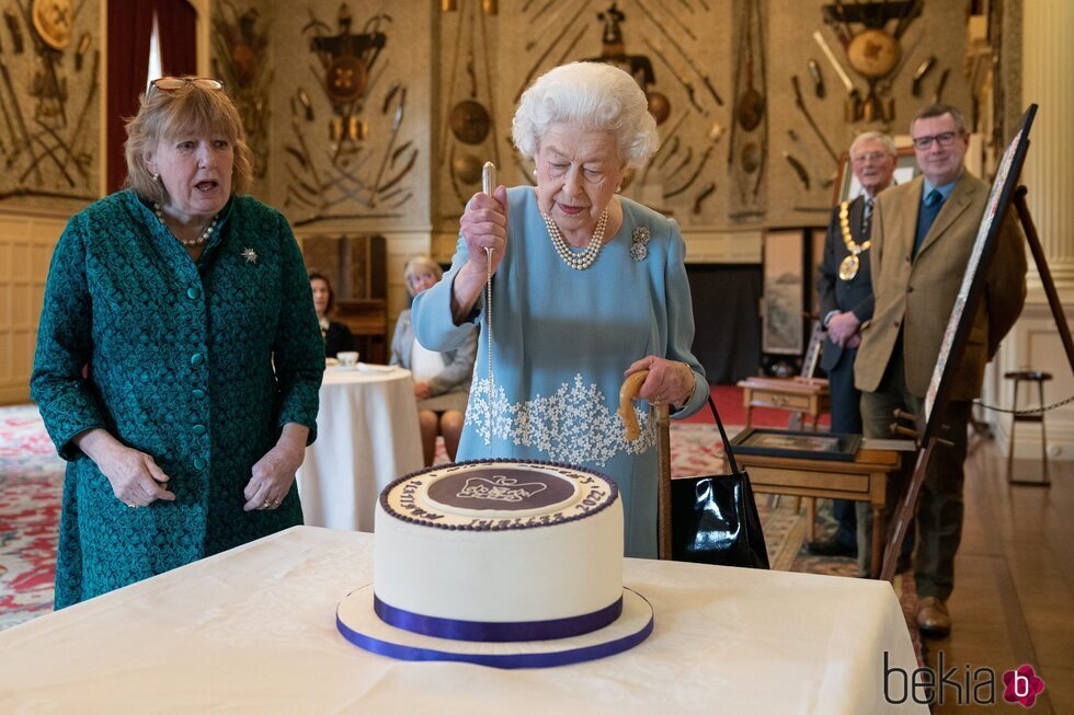 La Reina Isabel cortando la tarta en la víspera de su 70 aniversario reinando