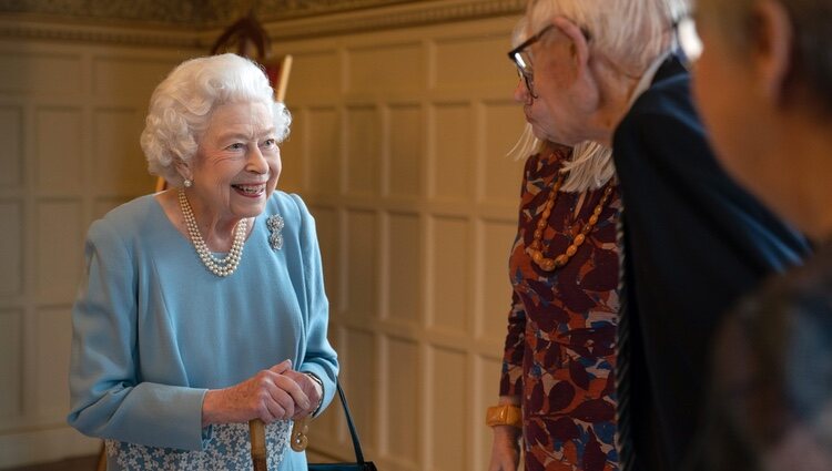 La Reina Isabel saludando a uno de sus invitados en la víspera de su 70 aniversario en el reinado
