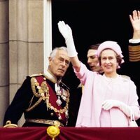 La Reina Isabel y el Duque de Edimburgo con Lord Mountbatten en el Jubileo de Plata de la Reina Isabel