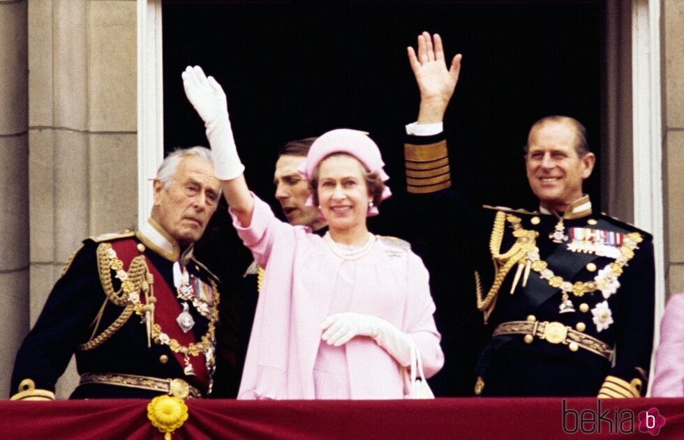 La Reina Isabel y el Duque de Edimburgo con Lord Mountbatten en el Jubileo de Plata de la Reina Isabel