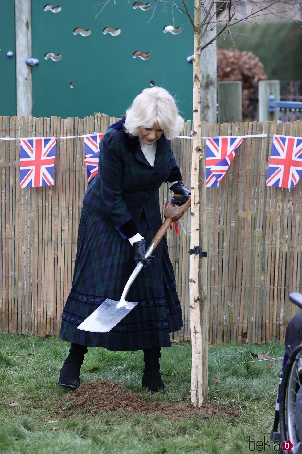 Camilla Parker plantando un árbol en su visita a la Escuela Roundhill de Bath