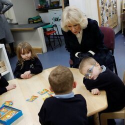 Camilla Parker hablando con unos niños en su visita a la Escuela Roundhill de Bath