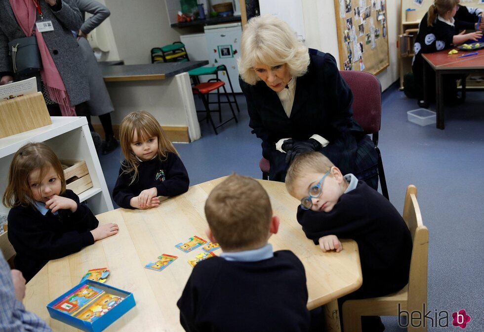 Camilla Parker hablando con unos niños en su visita a la Escuela Roundhill de Bath