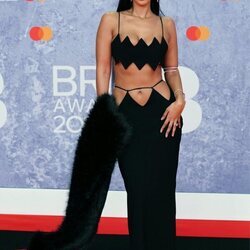 Maya Jama en la alfombra roja de los Brit Awards 2022