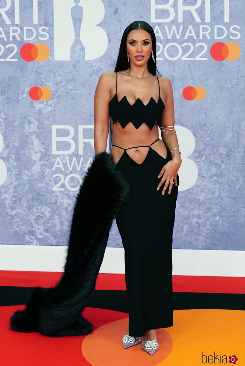 Maya Jama en la alfombra roja de los Brit Awards 2022