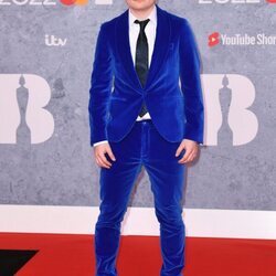 Ed Sheeran en la alfombra roja de los Brit Awards 2022