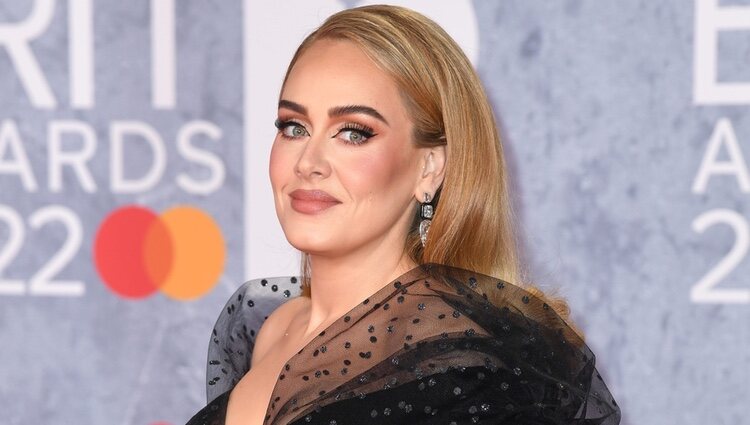 Adele posa en la alfombra roja de los Brit Awards 2022