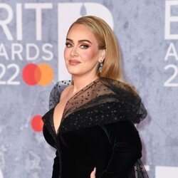 Adele posa en la alfombra roja de los Brit Awards 2022