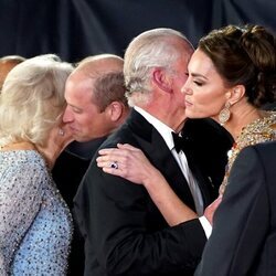 El Príncipe Guillermo besa a Camilla Parker mientras el Príncipe Carlos besa a Kate Middleton