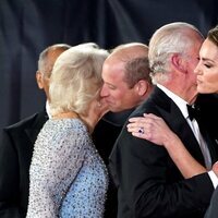 El Príncipe Guillermo besa a Camilla Parker mientras el Príncipe Carlos besa a Kate Middleton
