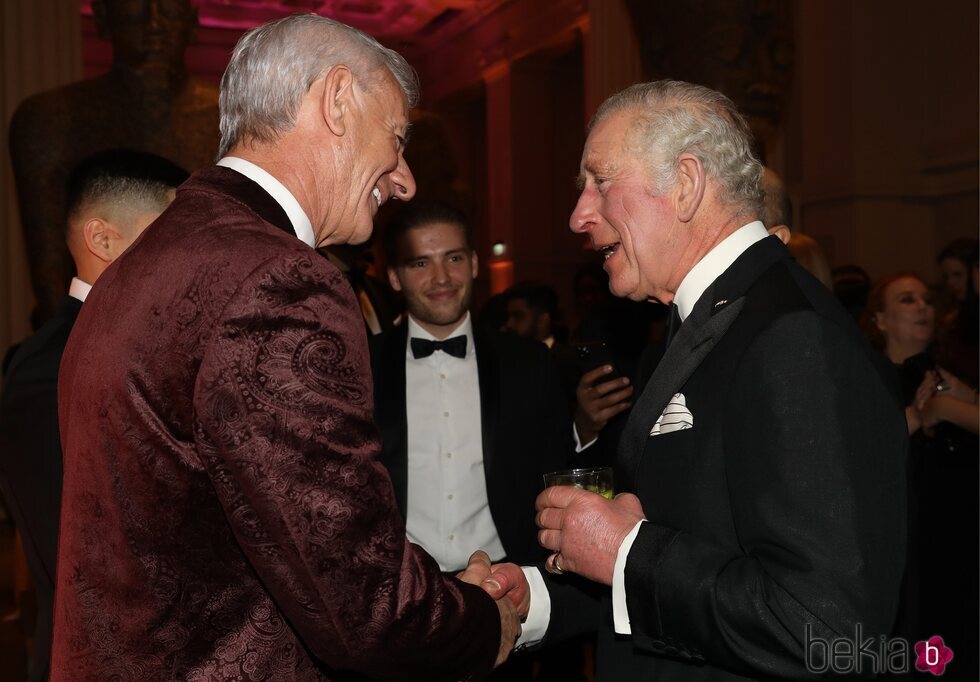 El Príncipe Carlos hablando con Ian Rush en un acto del British Asian Trust