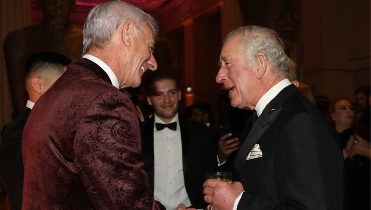 El Príncipe Carlos hablando con Ian Rush en un acto del British Asian Trust
