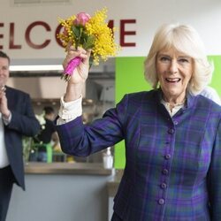 Camilla Parker, muy contenta con un ramo de flores tras saber que será Reina consorte