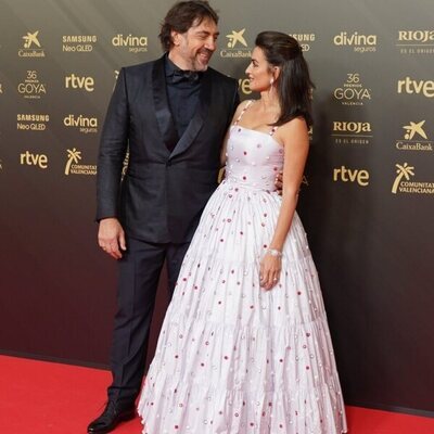 Javier Bardem y Penélope Cruz se miran con cariño en la alfombra roja de los Goya 2022