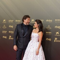 Javier Bardem y Penélope Cruz se miran con cariño en la alfombra roja de los Goya 2022