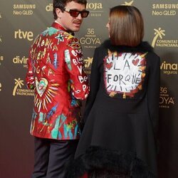 Macarena Gómez y Aldo Comas con los trajes homenaje a Verónica Forqué en los Goya 2022