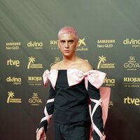 Eduardo Casanova en la alfombra roja de los Premios Goya 2022