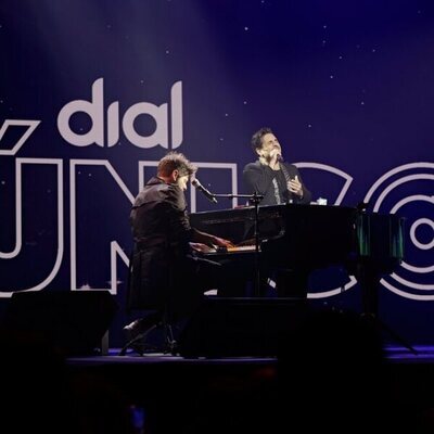 David Bustamante y Pablo López cantando juntos en el concierto Dial Únic@s