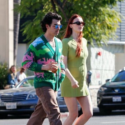 Sophie Turner paseando con Joe Jonas con una sospechosa tripita