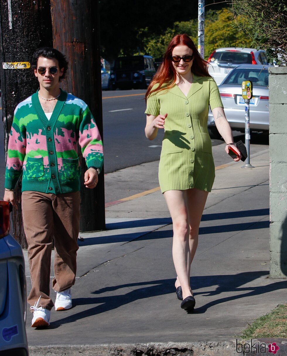 Joe Jonas y Sophie Turner de paseo marcando tripita y levantando sospechas de embarazo