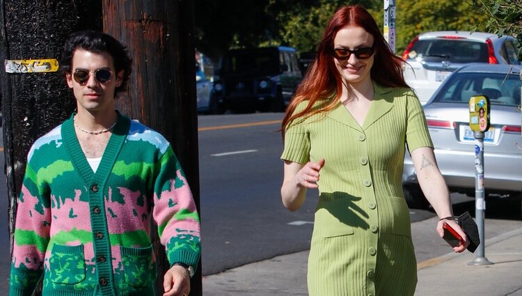 Joe Jonas y Sophie Turner de paseo marcando tripita y levantando sospechas de embarazo