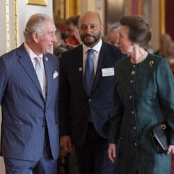 El Príncipe Carlos y la Princesa Ana, muy cómplices en los Queen's Anniversary Prize