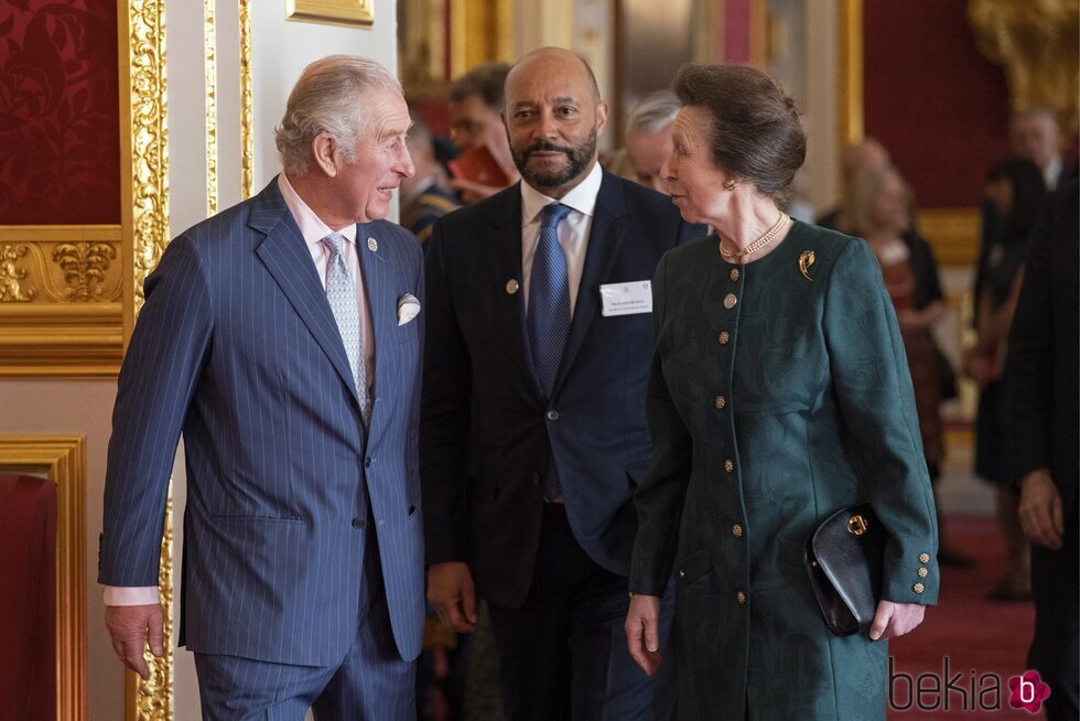 El Príncipe Carlos y la Princesa Ana, muy cómplices en los Queen's Anniversary Prize