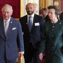 El Príncipe Carlos y la Princesa Ana en los Queen's Anniversary Prize