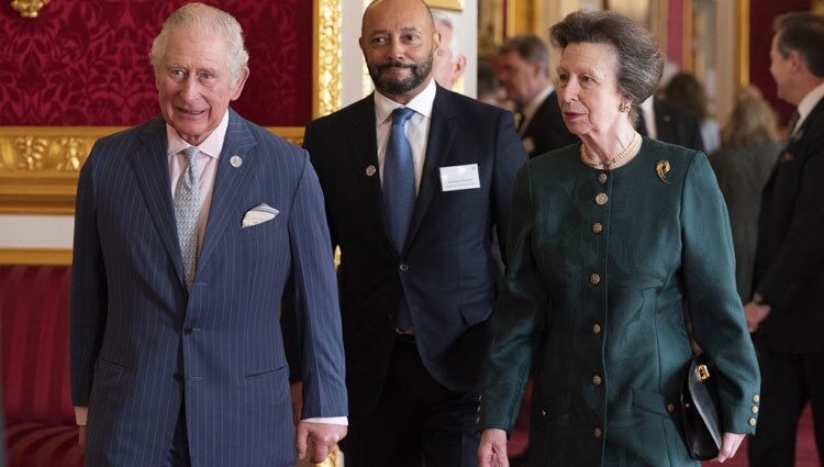 El Príncipe Carlos y la Princesa Ana en los Queen's Anniversary Prize