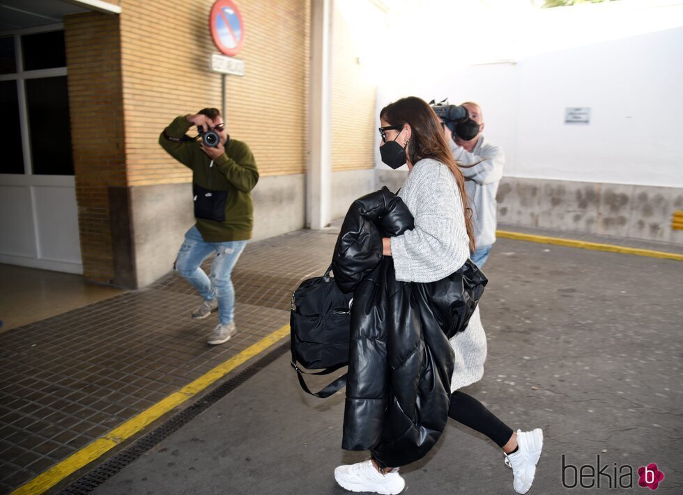 Anabel Pantoja entrando en el hospital para ver a su padre, Bernardo Pantoja