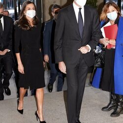 El Rey Felipe, seguido de la Reina Letizia en la gala inaugural conmemorativa de los actos del V Centenario del fallecimiento de Antonio de Nebrija en el T